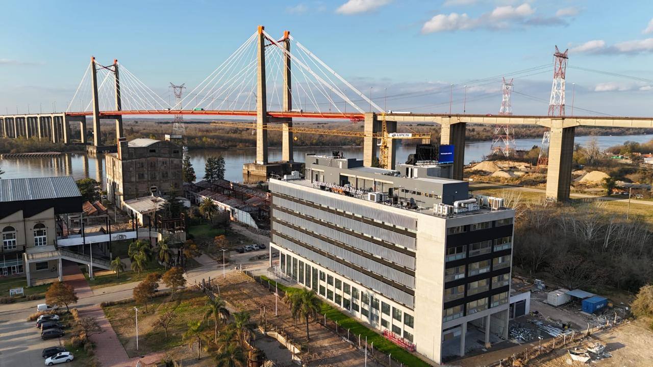 Vista aérea del Sanatorio Anchorena Zárate junto al puente Zárate-Brazo Largo